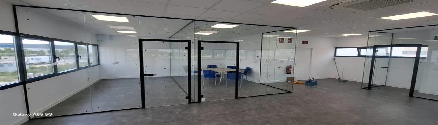 Mampara de oficina en cristal laminar, con puerta de vidrio templado