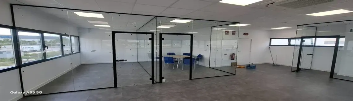 Mampara de oficina en cristal laminar, con puerta de vidrio templado
