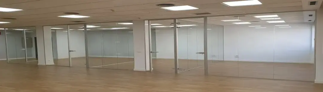 Mamparas para oficina Madrid con cristal laminar de 5+5 mm. y puerta en cristal templado altura de suelo a techo