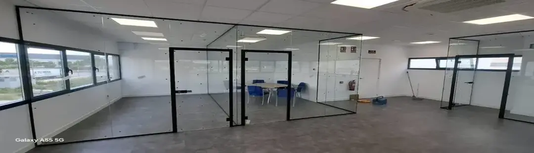 Mampara de oficina en cristal laminar, con puerta de vidrio templado